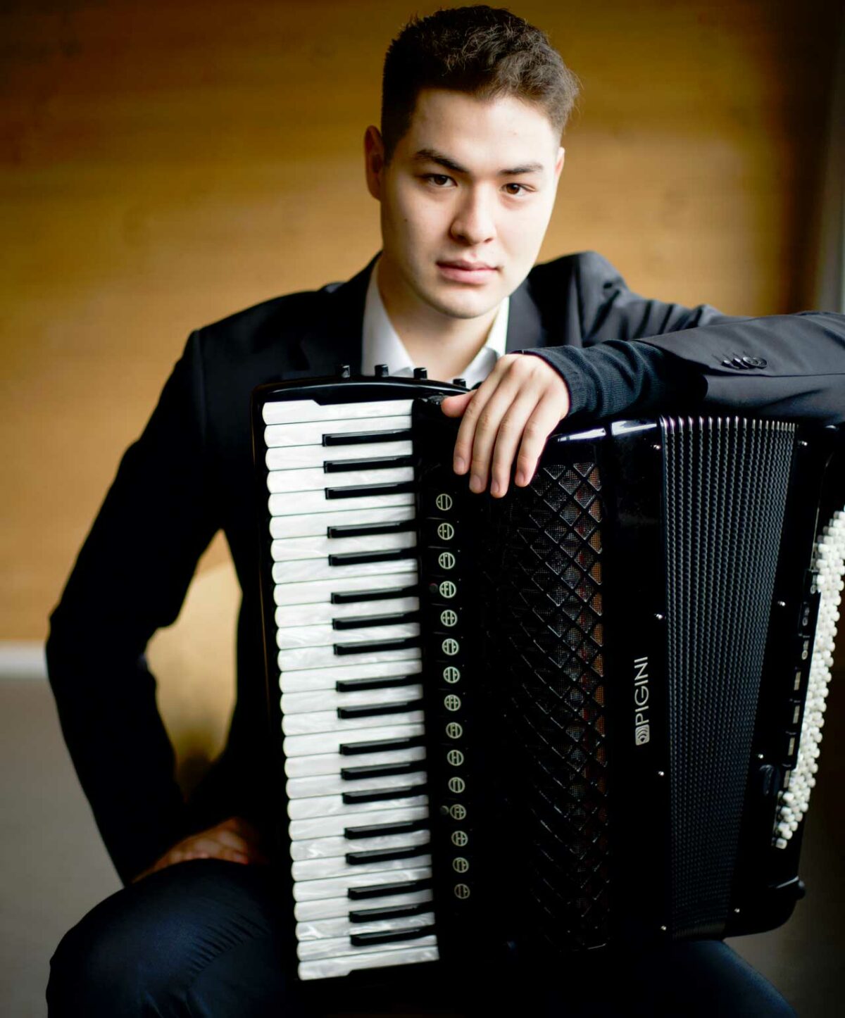 foto-marius-staible-akkordeon-vollansicht-music4beginners Marius Staible mit Akkordeon, music4beginners