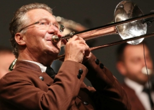 Ernst Hutter an der Posaune bei einem Konzert in Altusried